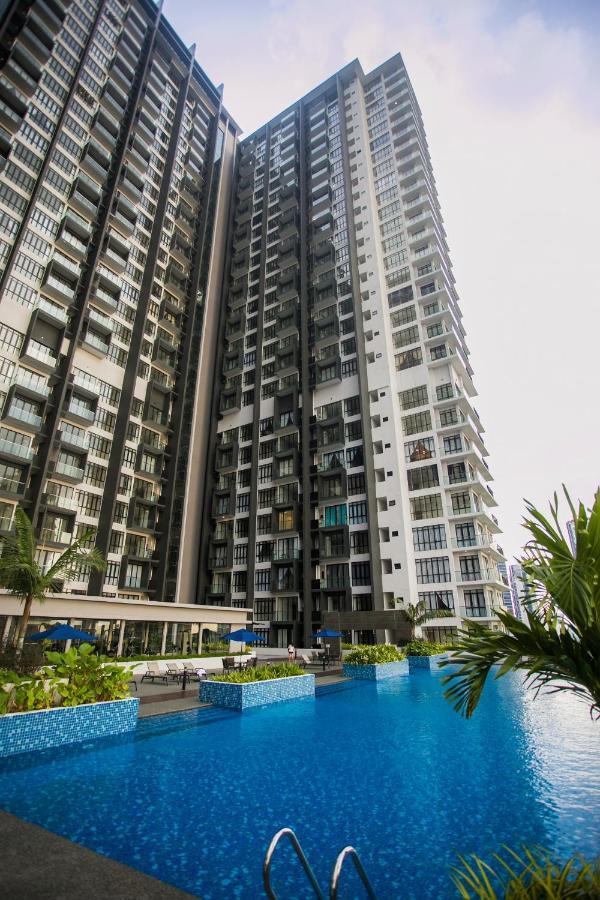 Апартаменты D'Pristine Medini By The One - 8Min Walk To Legoland Нусаджайя Экстерьер фото