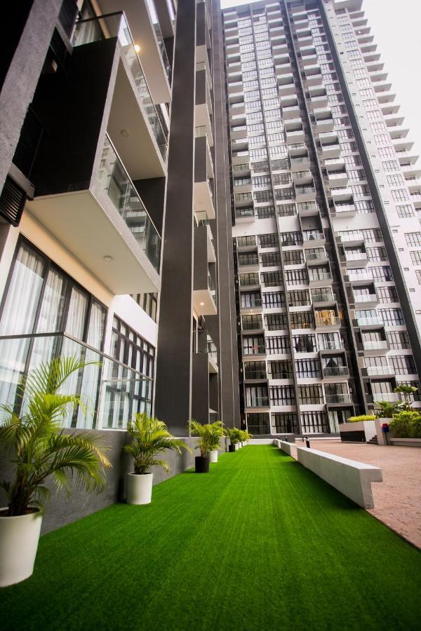 Апартаменты D'Pristine Medini By The One - 8Min Walk To Legoland Нусаджайя Экстерьер фото